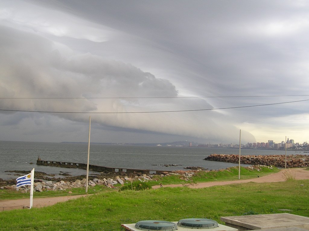 Tormenta en Punta Carretas by Daniel Sienra