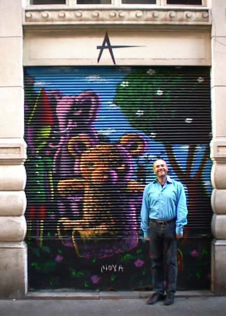 L'artiste Patrick MOYA devant sa fresque murale, rue Quincampoix by canar06