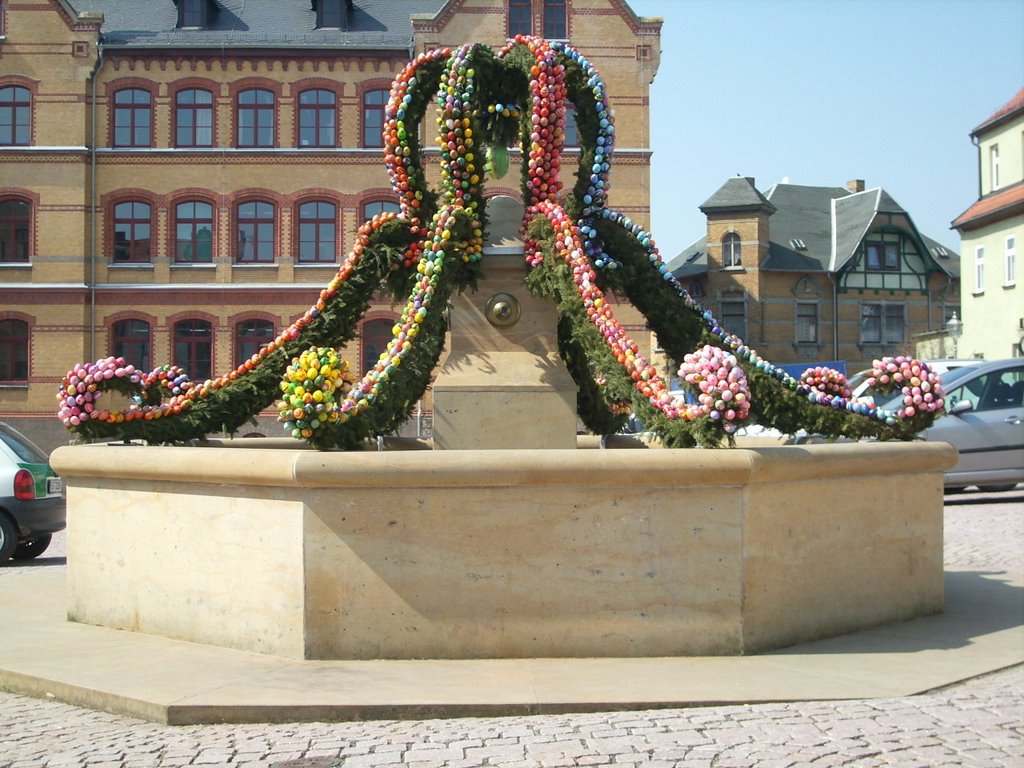 Osterbrunnen in Auma auf dem Markt by Uwe Klimpke