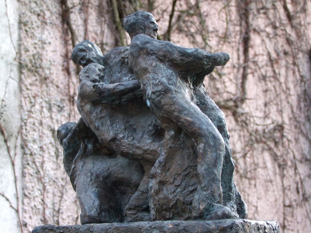 Kallmünz: Bronze sculpture of boat drawers by Johannes Philipp