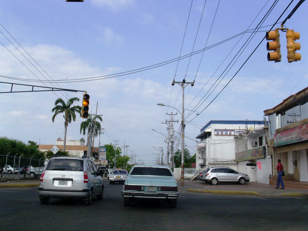 Calle Vargas + Avenida 34 by Fabio Zacarías-Socor…