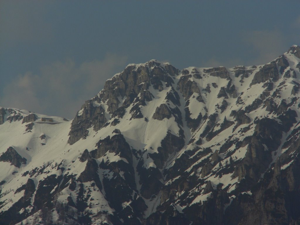 Particolare del rifugio papa e della strada delle gallerie by Braggion Andrea