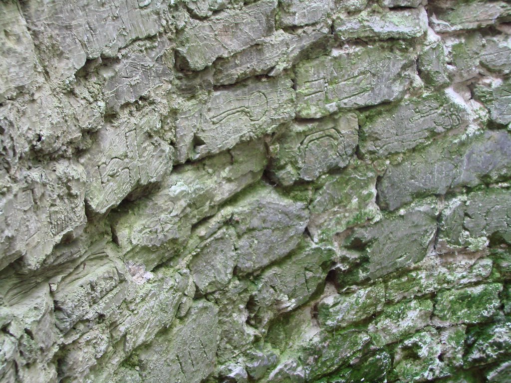 Questenberg - Südharz Questenburg Bergfried mit alten Ritzzeichnungen im Inneren by Gottfried Hoffmann - der Thüringer