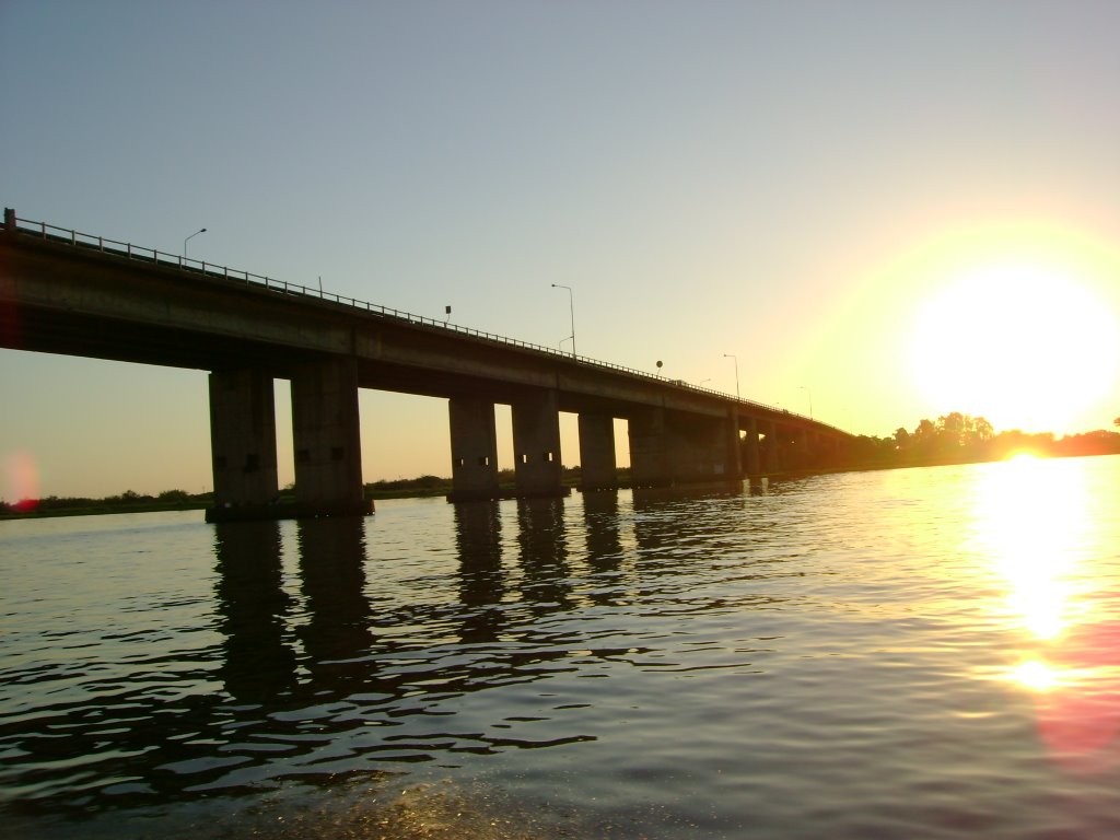 Ponte sobre o Rio Guaíba, ao pôr-do-sol by gabrielags