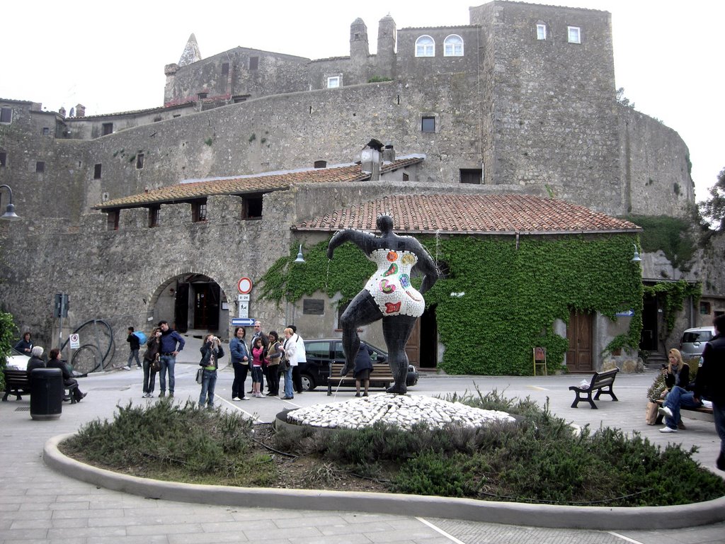 CAPALBIO. Piazza di accesso al Centro Storico con la fontana di Nanà. by pier luigi baglioni