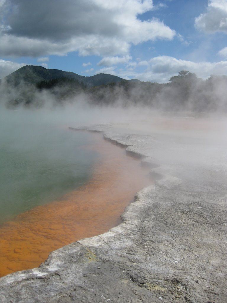 Wai-O-Tapu Thermal Park by Vic Ient