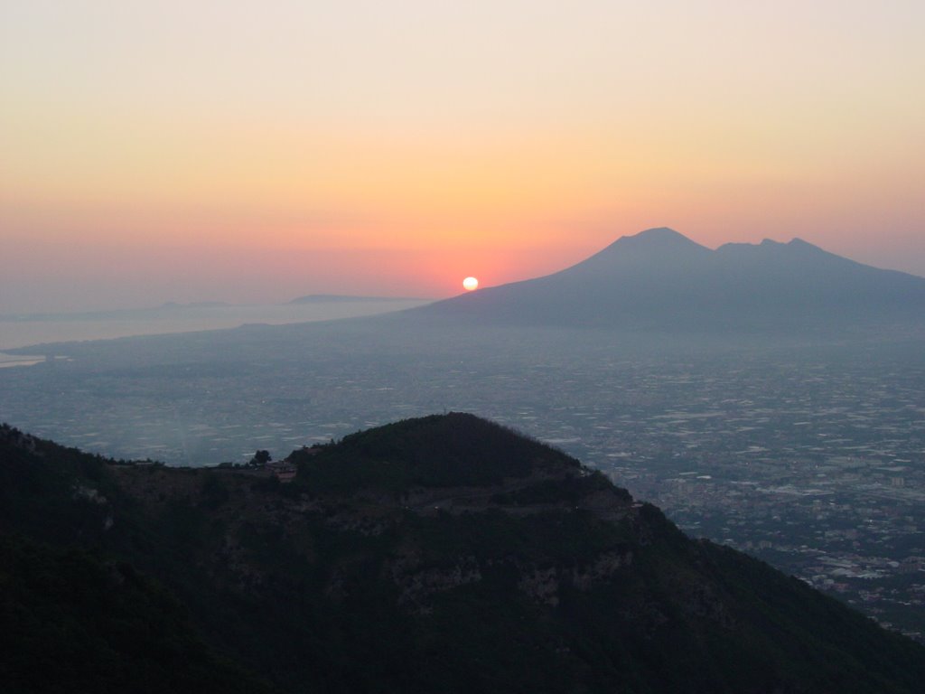 Valico di Chiunzi - Sguardo al Vesuvio by Gianfranco Strianese