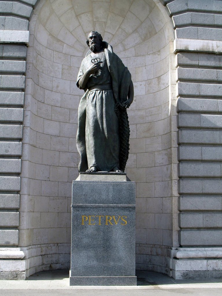 Estatua de San Pedro (Basilica de la Almudena) by jesusgranados madrid