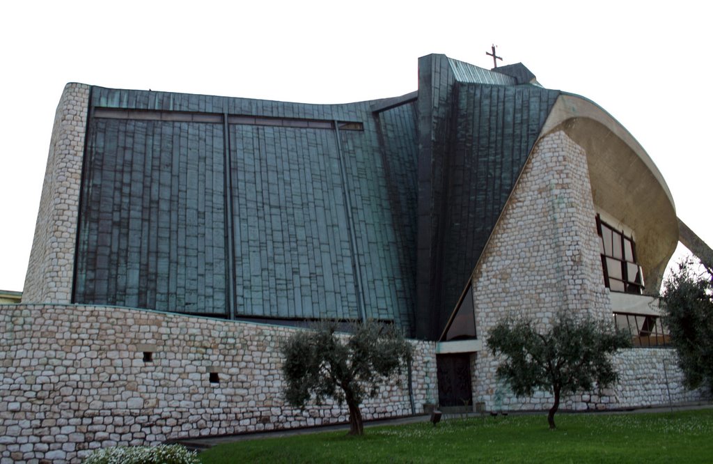 Campi Bisenzio - Chiesa dell'Autostrada del Sole - San Giovanni Battista - 1961-64 - Giovanni Michelucci - Vista lato destro by Gabriele Solcia