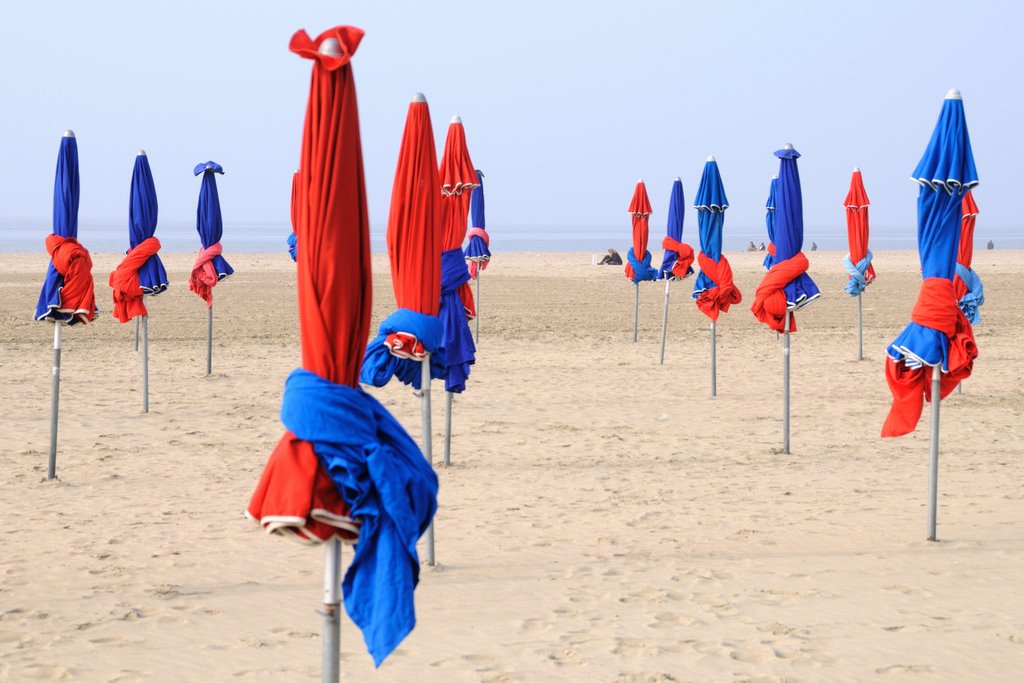 Deauville-La plage depuis la promenade des planches by JcgPAN