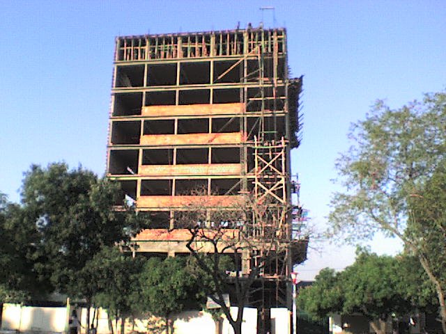 Torre en construcción by antoniomeza