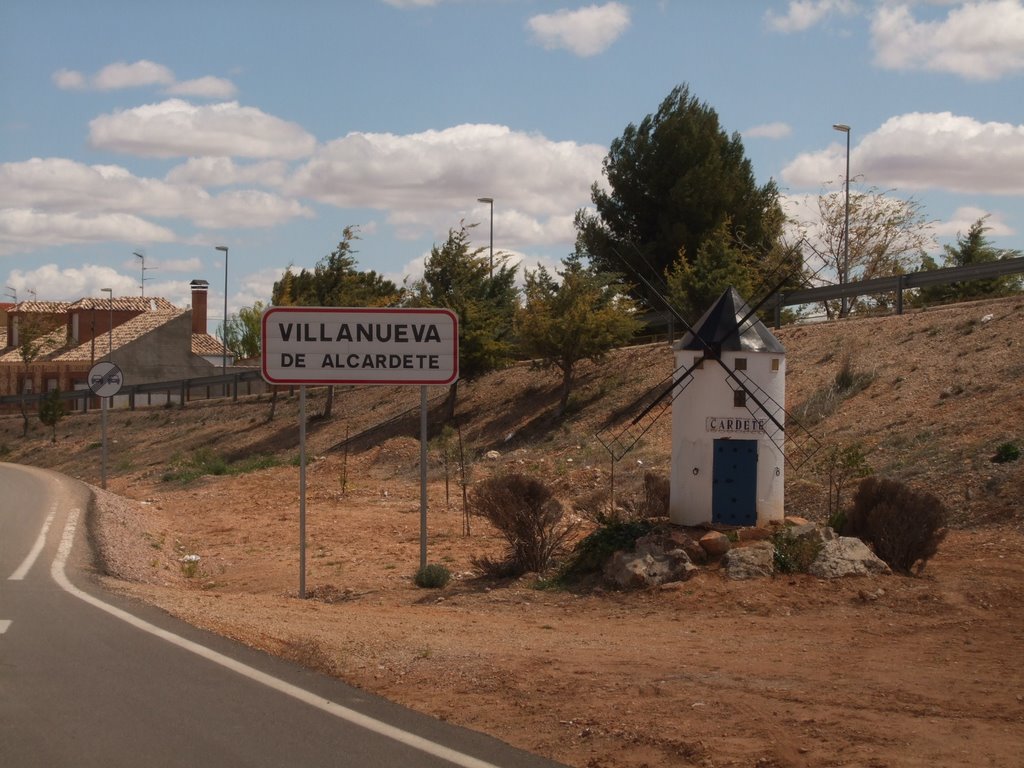 Entrada a Villanueva de Alcardete by José Luis León Martínez