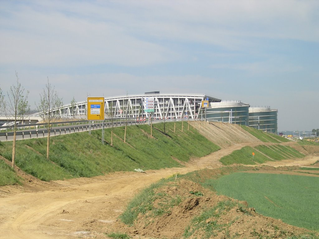 Brückenparkhaus Neue Messe Stuttgart by KanakariFotos