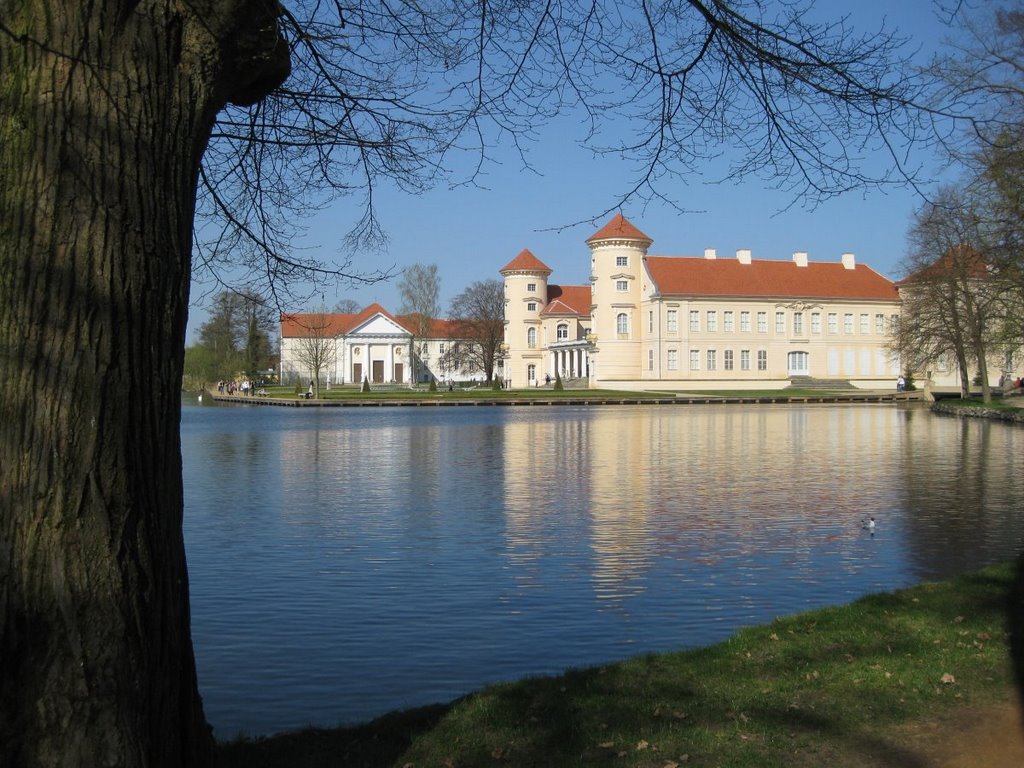 Schloss Rheinsberg, Friedrich der Große verbrachte hier die glücklichsten Jahre seines Lebens. by Hans Wolters