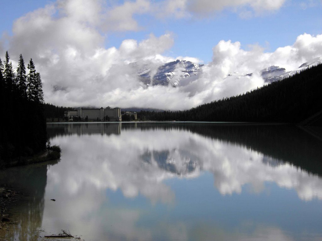 Lake Louise and its "Chateau" by jplum