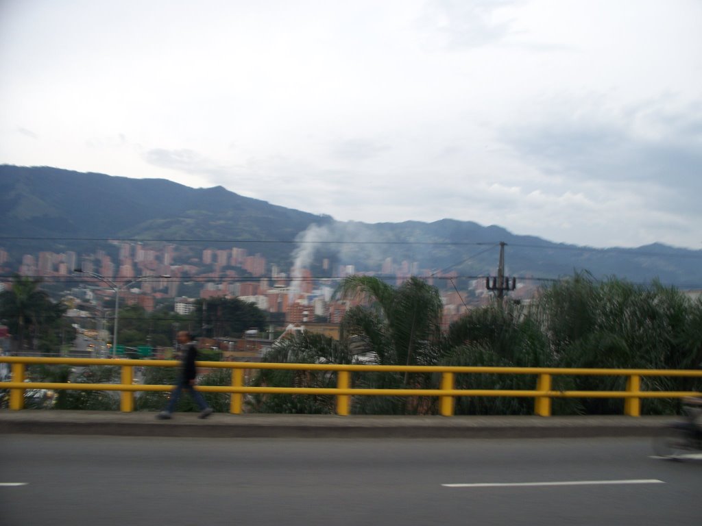 El Poblado desde el puente de la 10 by Alvaro Esparragoza Mejía