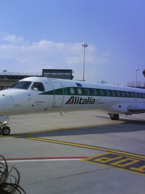 Alitalia Flugzeug in Kloten by fencer9