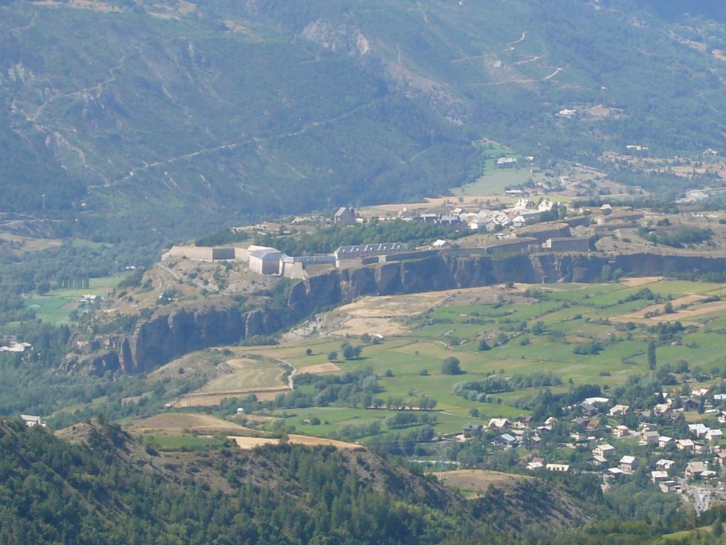 Montée ver Vars, vue sur Mont-Dauphin (rs) by xl lx