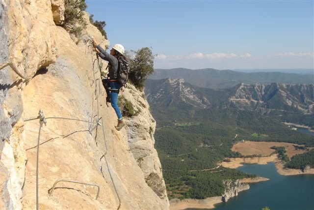 Via Ferrata Oliana - Elena subiendo - Fer by Fer :: www.accionGeo…