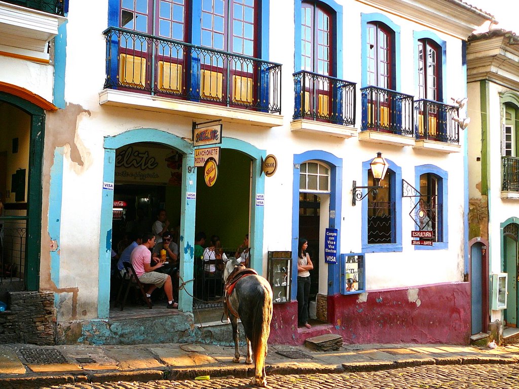 Mais clientela dos bares (Satélite) da Rua Direita em Ouro Preto by tio gegeca