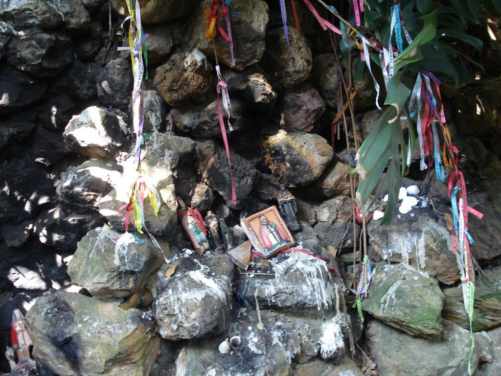 Gruta de oferendas à Santa Maria - Pirapora do Bom Jesus - SP by Bruno Caccavelli