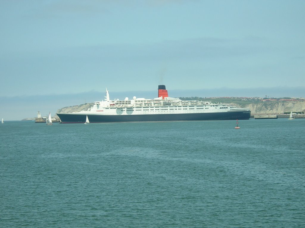 The Queen Elisabeth 2 from "La Punta" of Portugalete ( basque Country) / "Quuen Elisabeth 2." Portugaleteko Puntatik (Euskal Herria) by axular