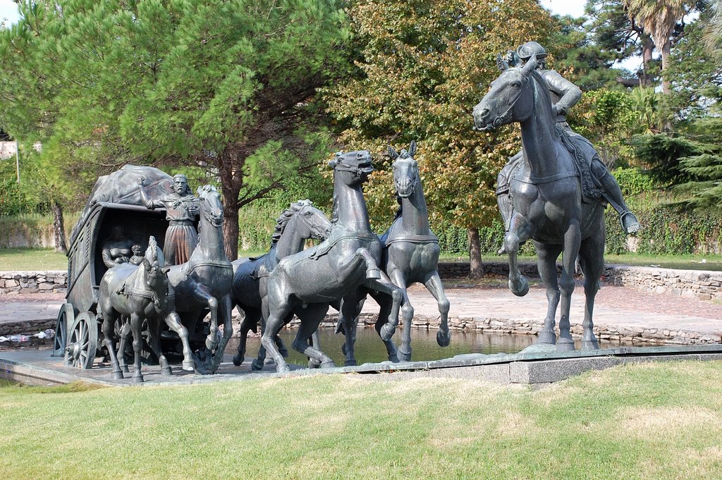 Tradicional Monumento by Ramón Muñoz