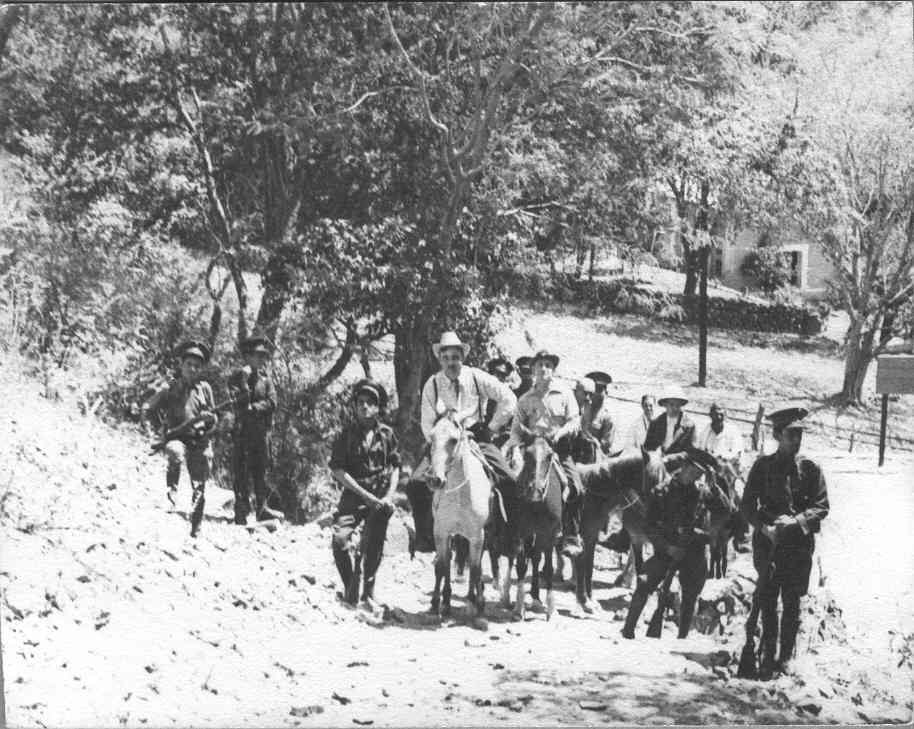 Camini hacia la barranca de huentitan justo la bajada del carrito de juntas by angel coronado