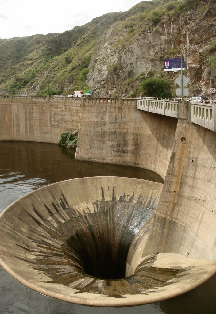 Foso de escurrimiento del agua del dique / Lautaro by Lautaro Tessi