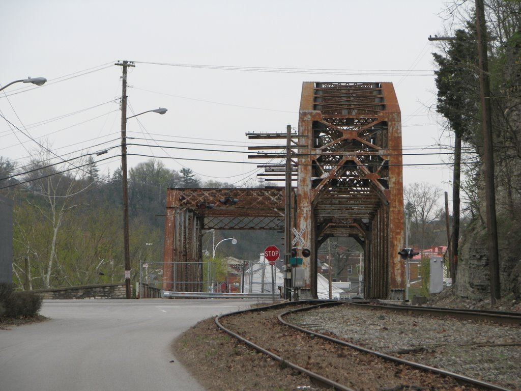 Kenntucky: River Rail Bridge Frankfort KY by gmjkoenig