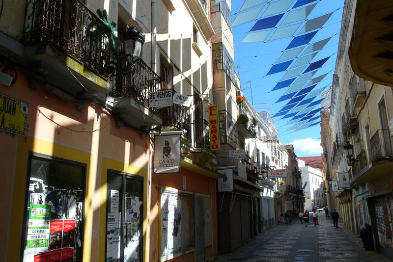 Calle San Juan hacia la Plaza Alta, Badajoz by Harry el limpio