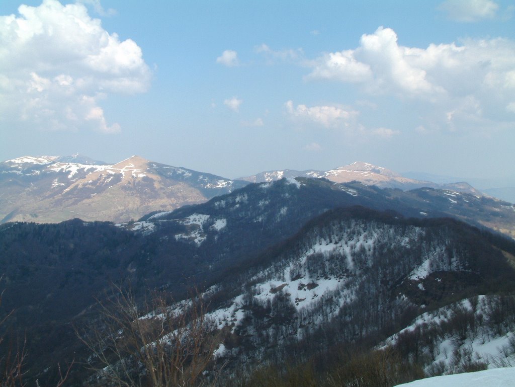 Vista dal Monte Antola: Poggio Rondino, Monte Lesima, Monte Carmo e Monte Alfeo by Giuseppe Milasi