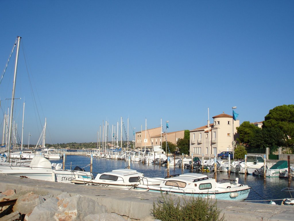 Bouzigues harbour by jeffandboo