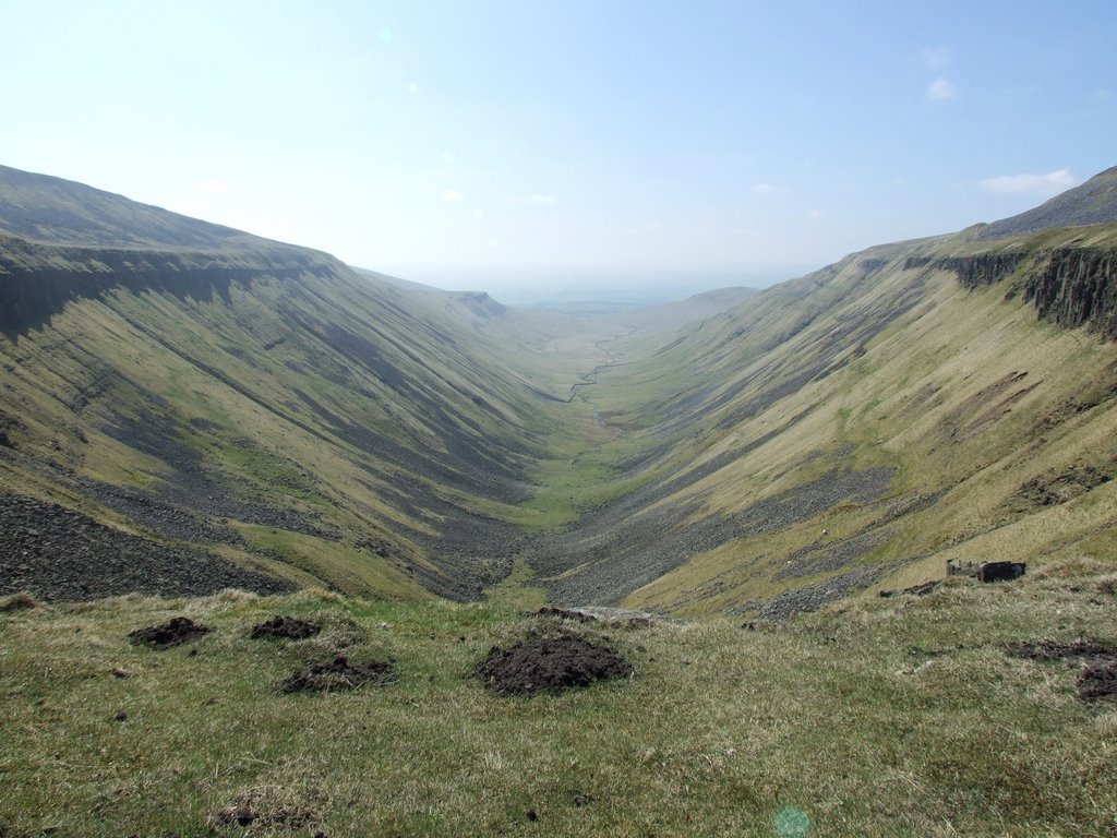 England's most spectacular glacial valley - High Cup Nick 4 by pablowhitt