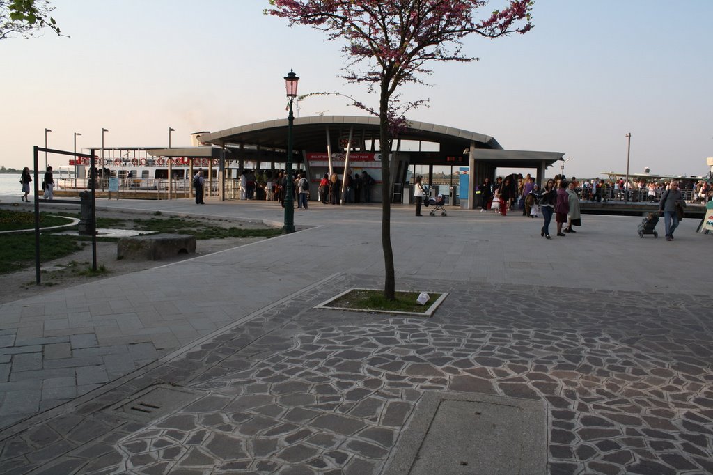 Vaporetto stazione - Burano by Adrian Bancu