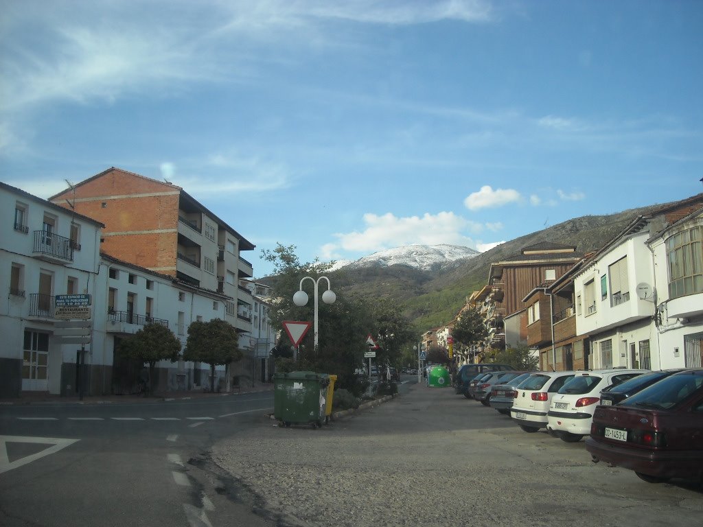 Avenida de La Vera Alta. Al fondo, la nieve sobre las cumbres de Gredos. Abril 2009 by viajeroandaluz