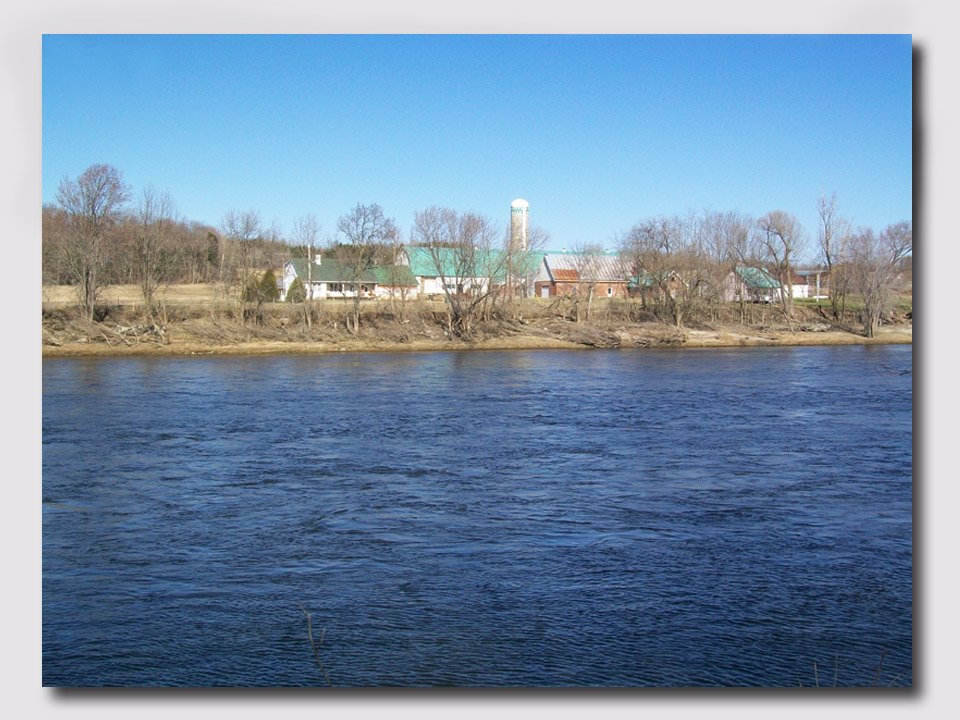 Rivière et ferme by Mario Hains