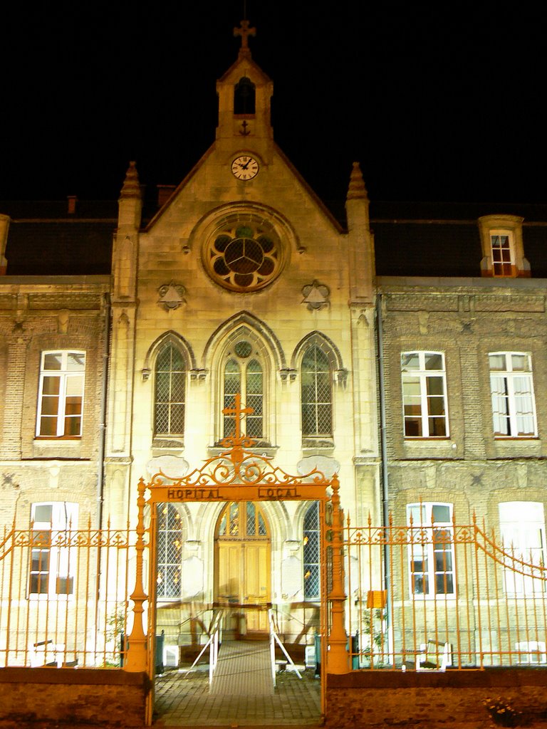 L'hôpital local au coeur de la nuit by christian caffin