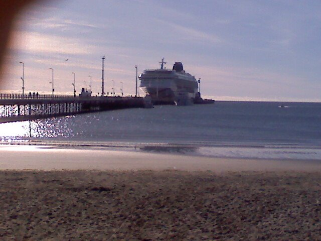 Crucero en el muelle by Leandro Wallace