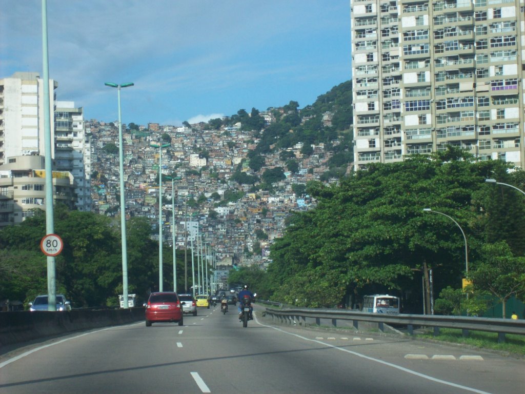 Favela da Rocinha - Rio de Janeiro by Leonardo Andrade