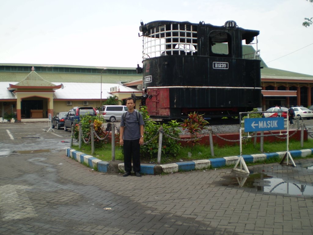 PASAR TURI RAILWAY STATION - SURABAYA, INDONESIA by oktareza_wahyu