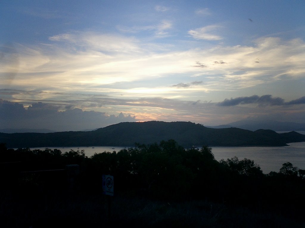 Hamilton Island Sunset by kajikawa