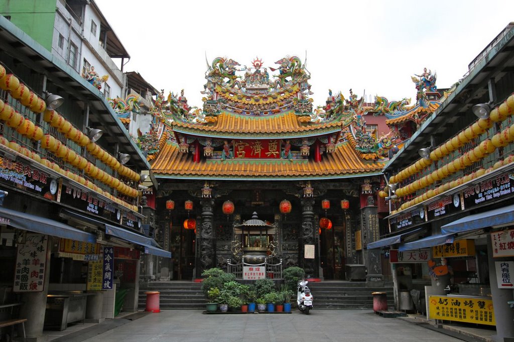 Keelung Dianji Temple: front by Hoylen Sue