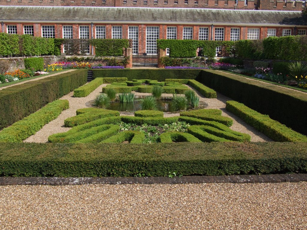 Gardens at Hampton Court Palace by keefyboy