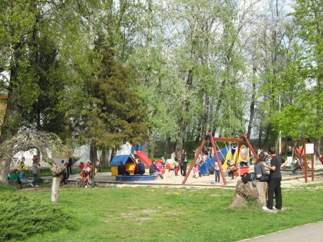 Romania, Pitesti, Strand, aprilie 2009, loc de joaca animat by rymerge