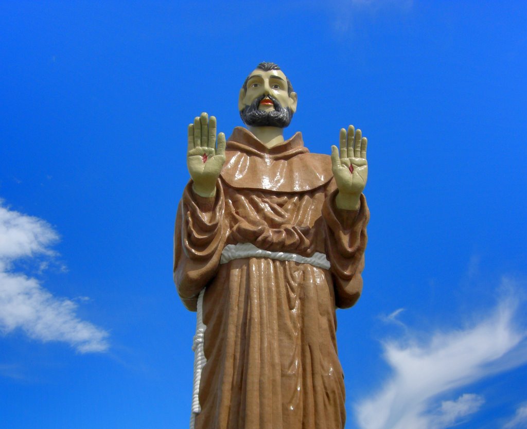 Estátua de São Francisco das Chagas de Canindé (Festa: 4/10) by MACÍLIO GOMES