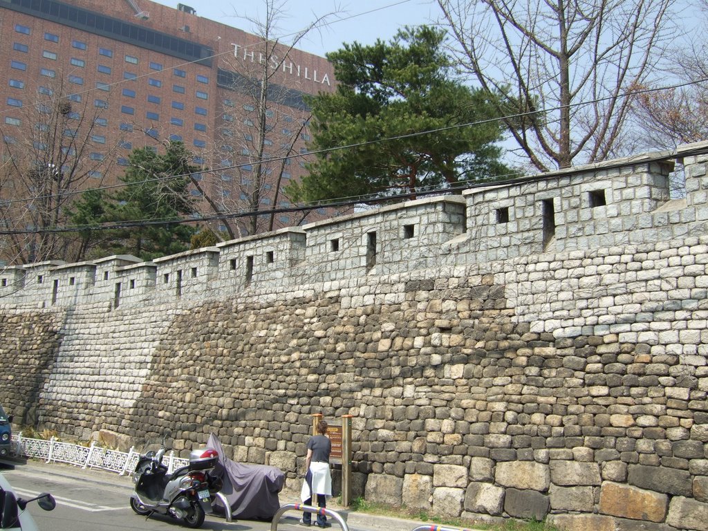 Seoul Fortress Wall - Jangchung by palandri