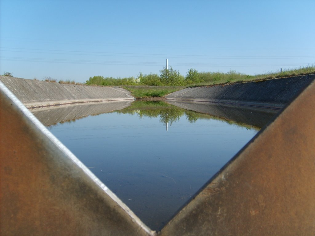 Reflexion im Wasserablauf der Deponie by willytown