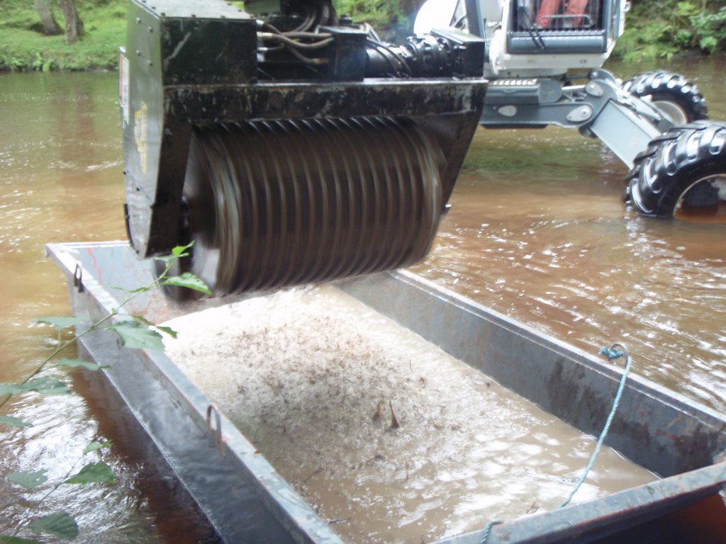 River Derwent - Riddling technique (18.08.08) by River Restoration Centre