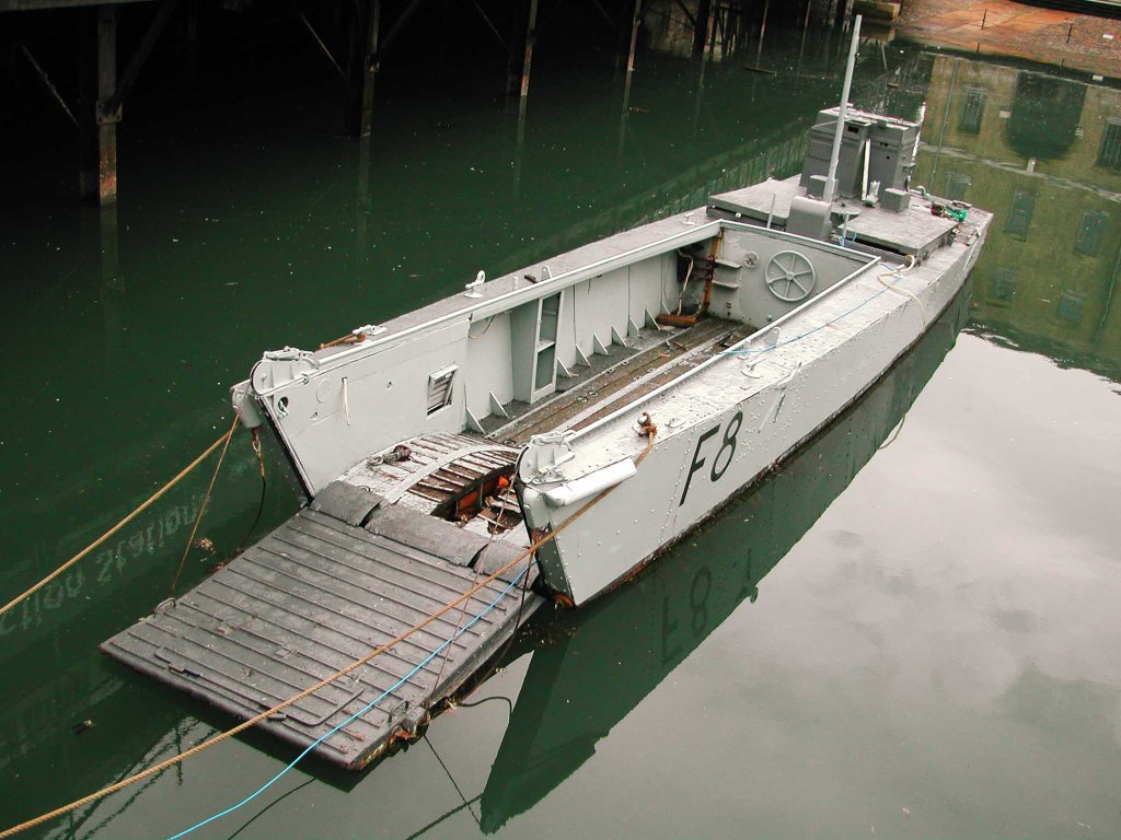 Angleterre - Portsmouth - Péniche de débarquement by Henri et Monique FRA…